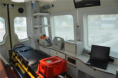 偏关县救护车内部